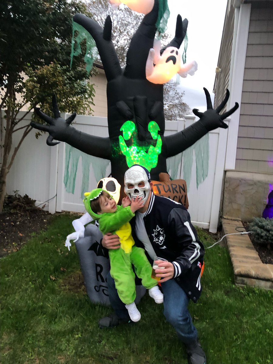 Happy Halloween!! The undead skeleton and scariest dinosaur 🧹🧹🧹 all the candy in the neighborhood…

#RTFKT #undeadcrew #cirl