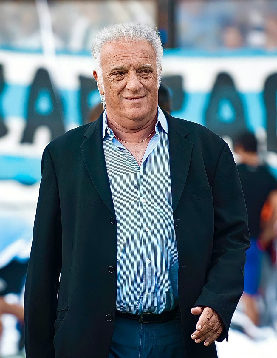 DataRacingOK's tweet image. 🔝💙 Hoy cumple 80 años Alfio #BASILE, un Campeón del mundo con #RACING que triunfó como jugador y como entrenador, quedando por siempre en la historia grande del club.

¡FELICIDADES, COCO! 👏🏻👏🏻👏🏻