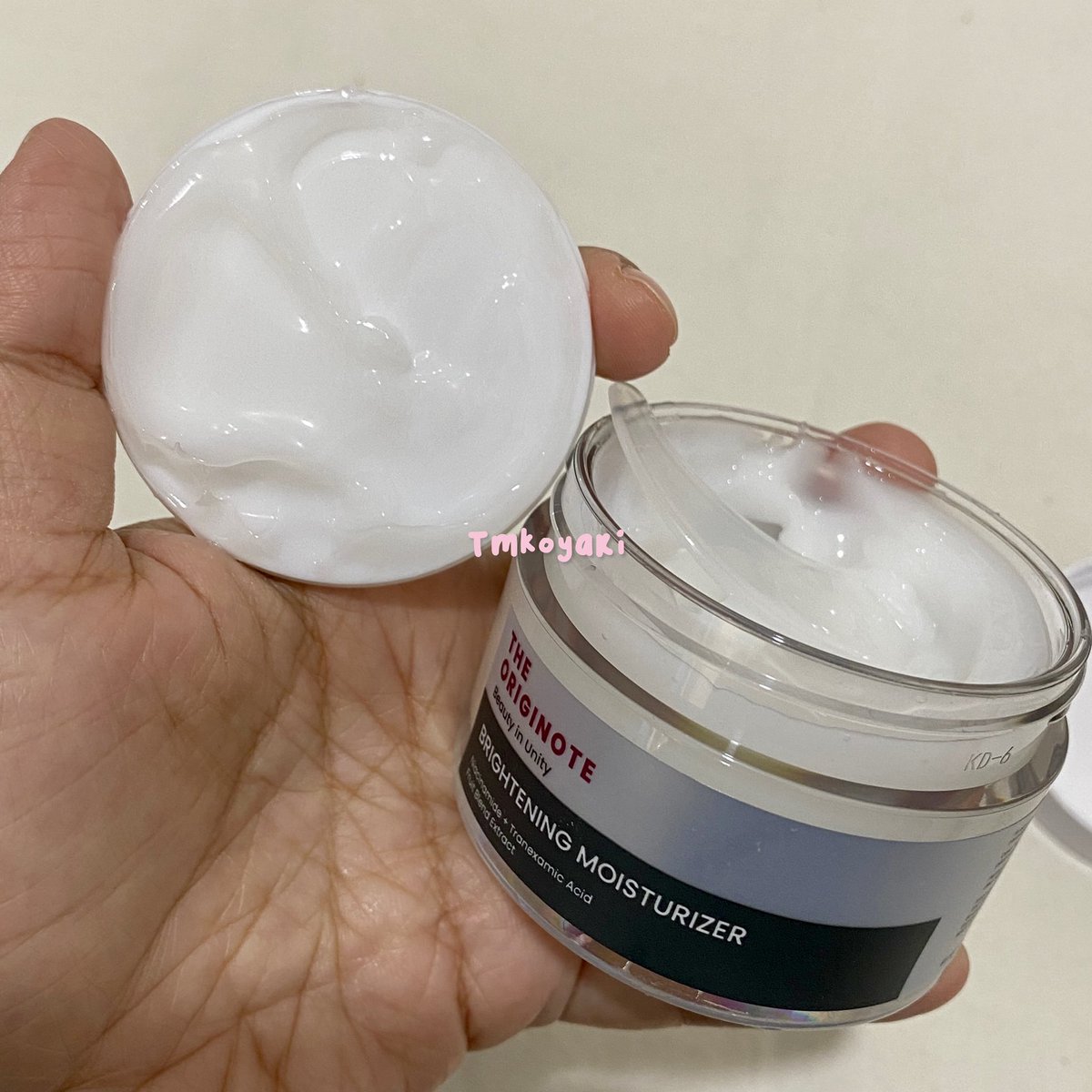 chipperfairy's tweet photo. Udah abis banyak moisturizernya the originote sampe nyetok. Yang versi “aman” tapi, kayaknya pengen naik tingkat. Jadi nyobain yg ada kandungan aktifnya buat ngeboost serum. Pas cek kandungannya loh ada pepayanya. Baca lagi, loh ada kandungan lidah buayanya juga. Menarik ya 😌 https://t.co/n26O1W2vjJ