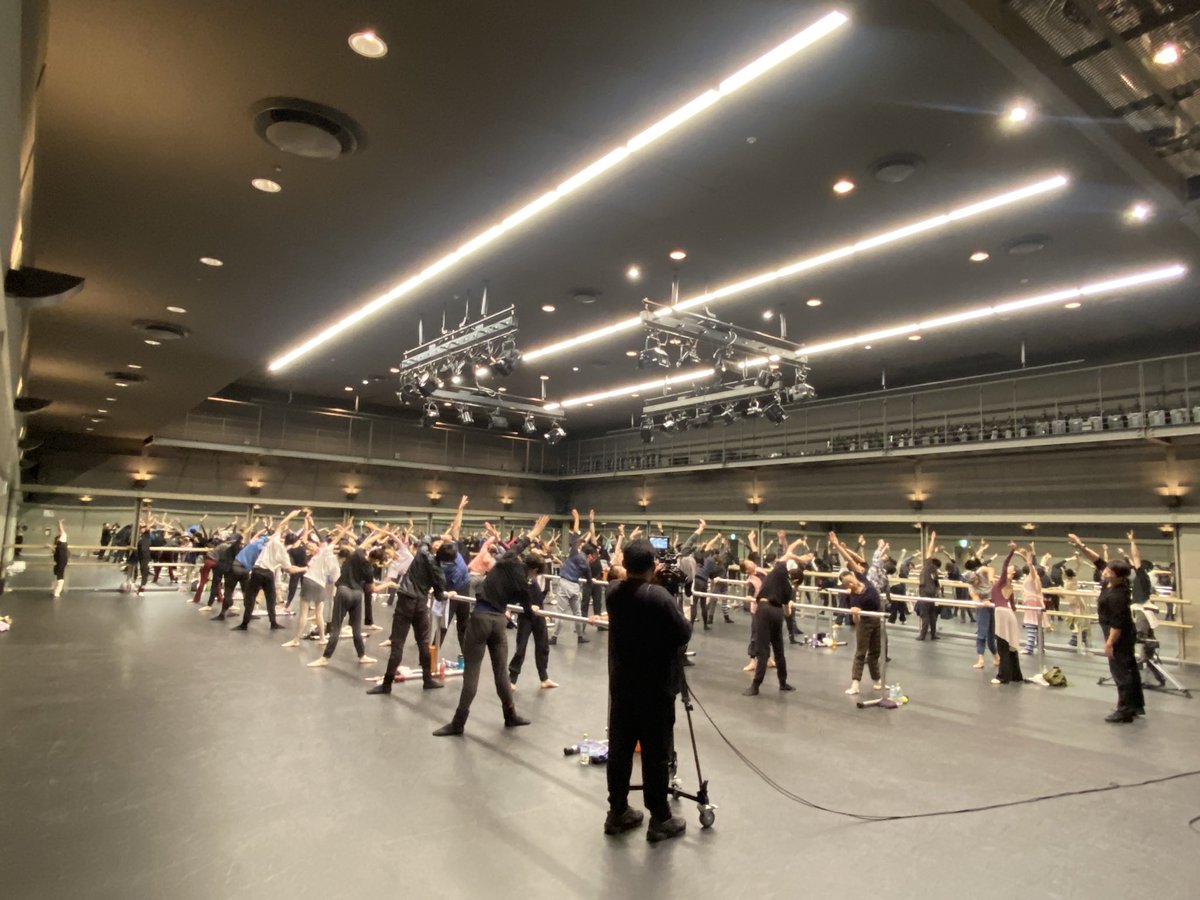 eri_karatsu's tweet image. ワールドバレエディ、新国立劇場バレエ団は愛知県芸術劇場からクラス風景をお届けしています。
現場はこんな感じです！
 #WorldBalletDay