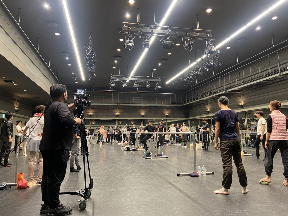 eri_karatsu's tweet image. ワールドバレエディ、新国立劇場バレエ団は愛知県芸術劇場からクラス風景をお届けしています。
現場はこんな感じです！
 #WorldBalletDay