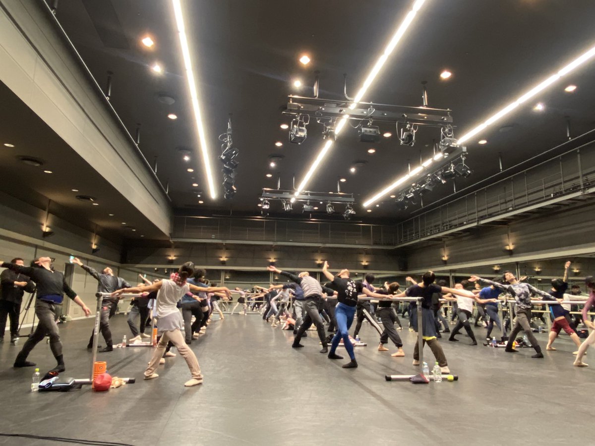 eri_karatsu's tweet image. ワールドバレエディ、新国立劇場バレエ団は愛知県芸術劇場からクラス風景をお届けしています。
現場はこんな感じです！
 #WorldBalletDay