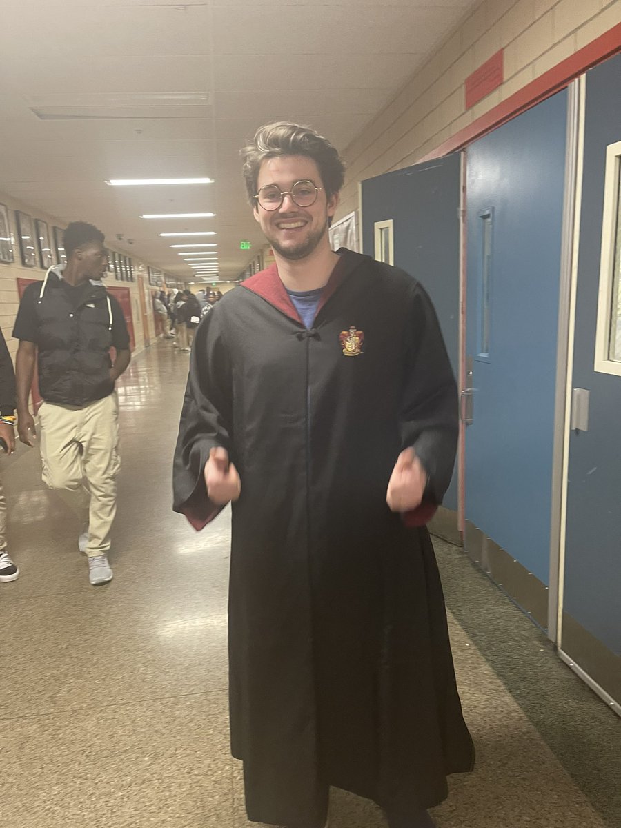 MervoPride's tweet photo. #Great things are happening at Mervo. Showing Mervo spirit in the midst of learning. School is cool! #mervopride https://t.co/e4jn10kAs6