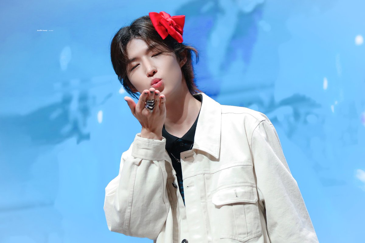 231031 팬싸 #엑스디너리히어로즈 #XdinaryHeroes #JunHan #준한

약간 뒤에 꽃잎 날리는 거 같고