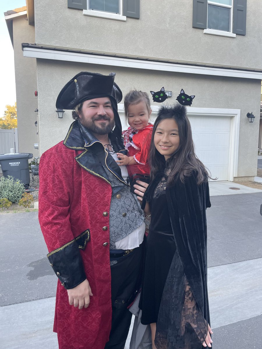 thedameki's tweet photo. Dad Sparrow. I plundered my wife’s booty. 👻 https://t.co/KxgKjOQLAR