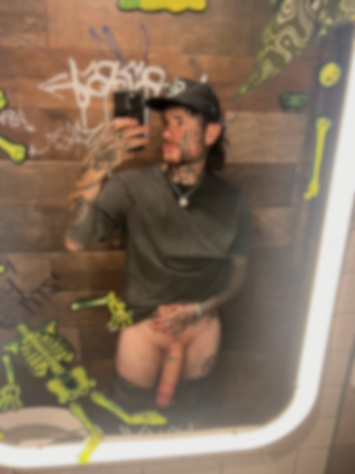 It&rsquo;s not even a secret what happens in this bathroom   https://t.co/4TWatOLPNG https://t.co/jvpAcGV5