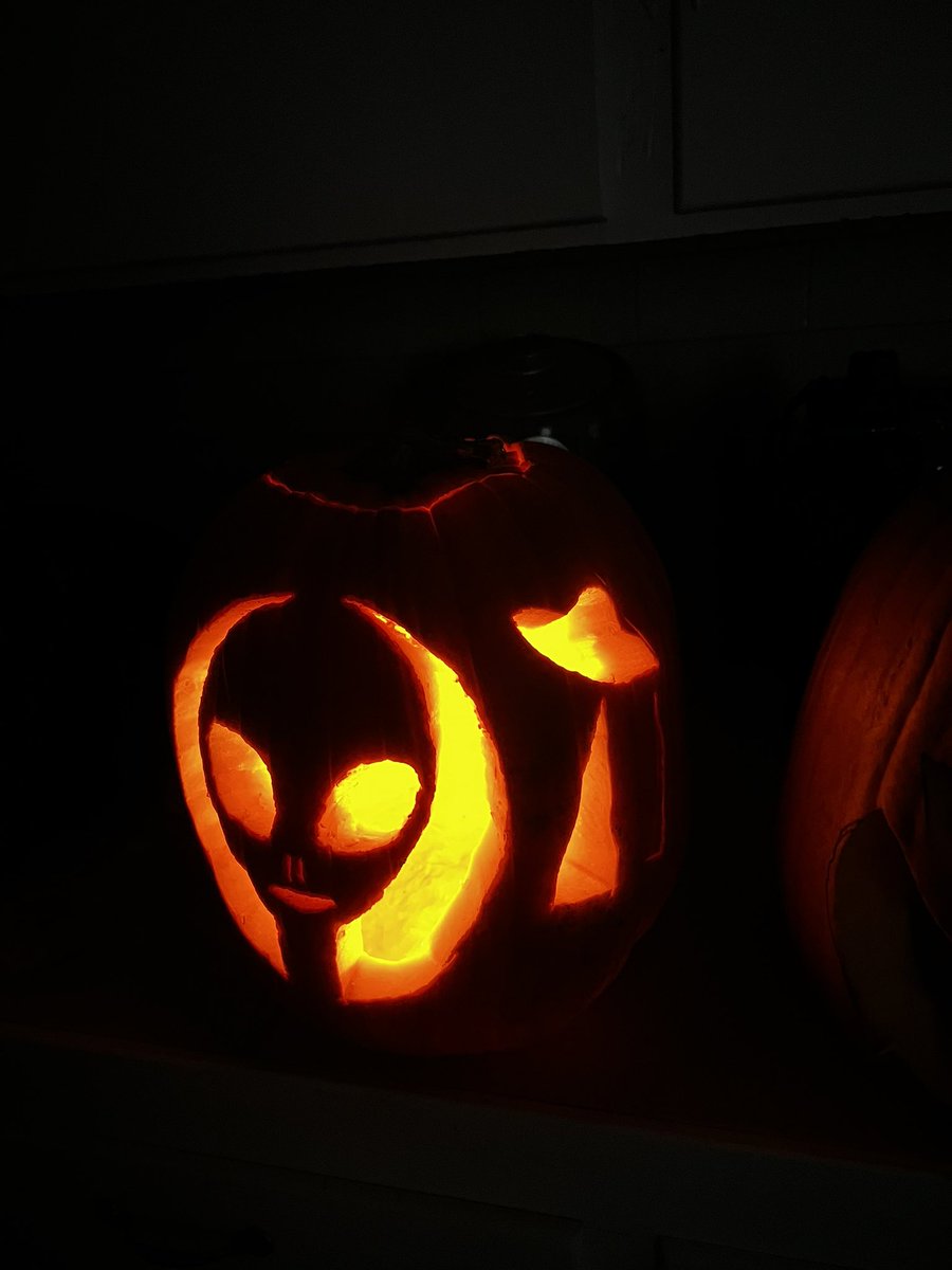 Ms poopy & I carved pumpkins at her parents house tonight. I went with the pumpkin from Batman: The Long Halloween & she made an alien complete with flying saucer. We had a blast & hope you are too! Have a safe & Happy Halloween friends! #CHC #TheLongHalloween