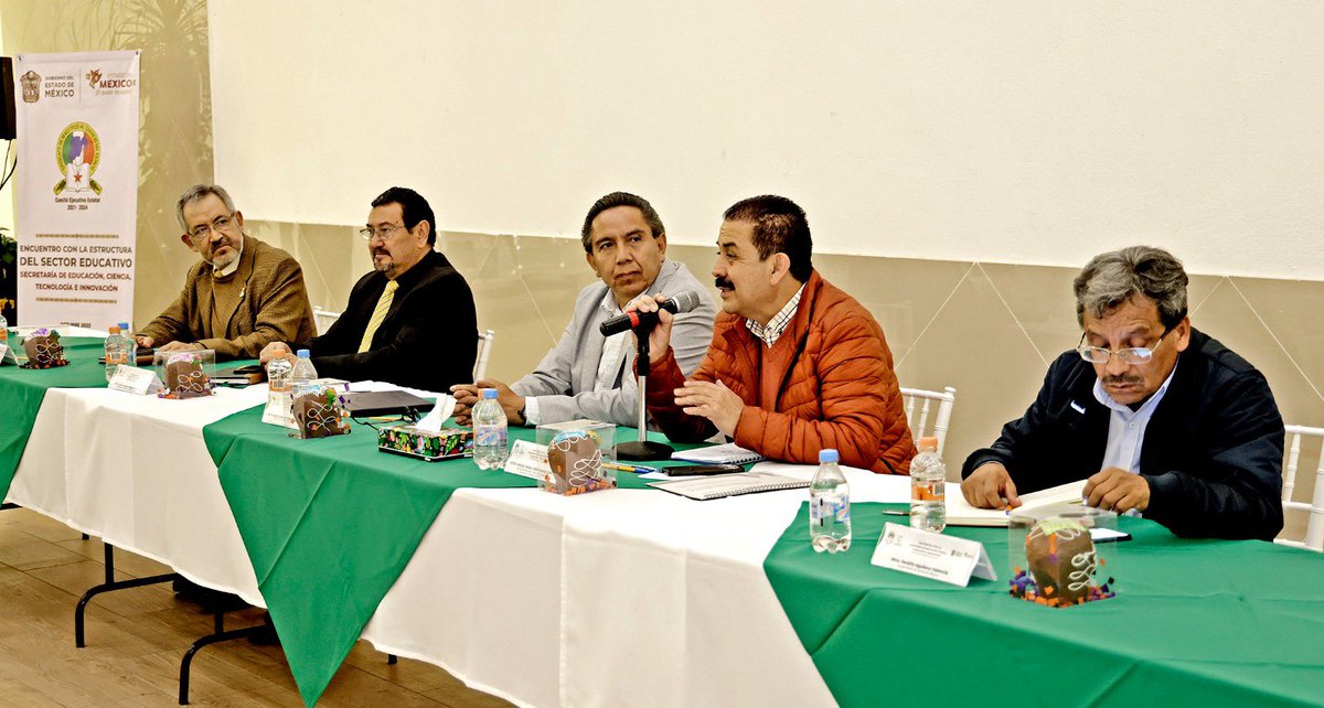 secti_edomex's tweet photo. El Secretario, Miguel Ángel Hernández Espejel y el Comité Ejecutivo Estatal del @SMSEM mantienen un diálogo abierto. Por instrucción de la Gobernadora @delfinagomeza, trabajamos para garantizar la atención a las necesidades del sector educativo. 🤝📚
#ElPoderDeServir https://t.co/zMjxONqzTM