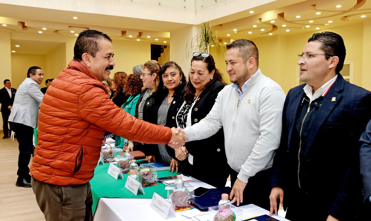 secti_edomex's tweet photo. El Secretario, Miguel Ángel Hernández Espejel y el Comité Ejecutivo Estatal del @SMSEM mantienen un diálogo abierto. Por instrucción de la Gobernadora @delfinagomeza, trabajamos para garantizar la atención a las necesidades del sector educativo. 🤝📚
#ElPoderDeServir https://t.co/zMjxONqzTM