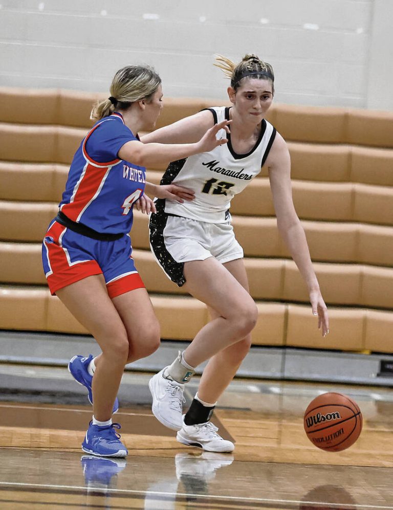 GreenfieldDR's tweet photo. Marauders recover from slow start, win opener 53-34 over Whiteland https://t.co/Y53FZgB6VB https://t.co/8UBnZLcg8i