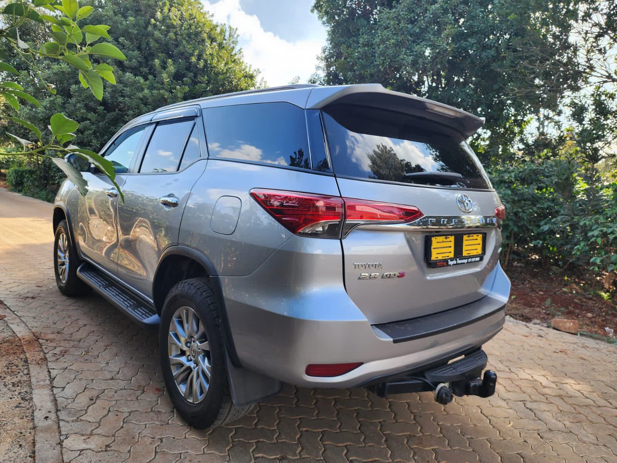 _ndegwa__'s tweet photo. 2016 Toyota Fortuner 2.8GD6. 2800cc 1GD diesel engine, automatic transmission, seven brown leather seats, 4WD with diff lock, rear air conditioning, Goodyear new tyres. 

KES 5,750,000 for the best offer. https://t.co/jDYD6MVhQR