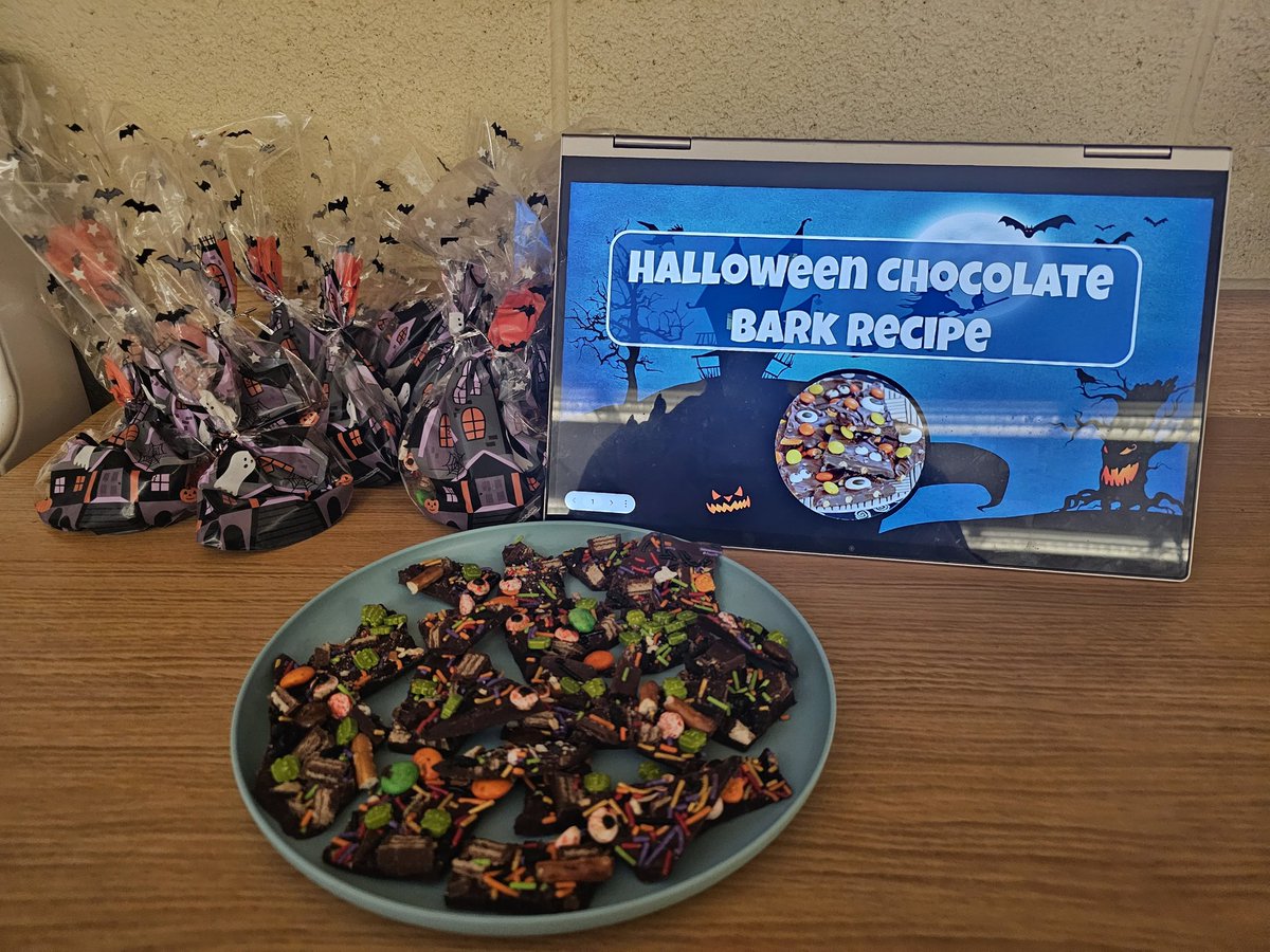MsFKassar's tweet photo. Our FLS students loved making Halloween themed chocolate bark!! 🎃🍫 @StRobertCHS @laurasawicky @YCDSB #Halloween #Treats https://t.co/Ry7KtHKg7E