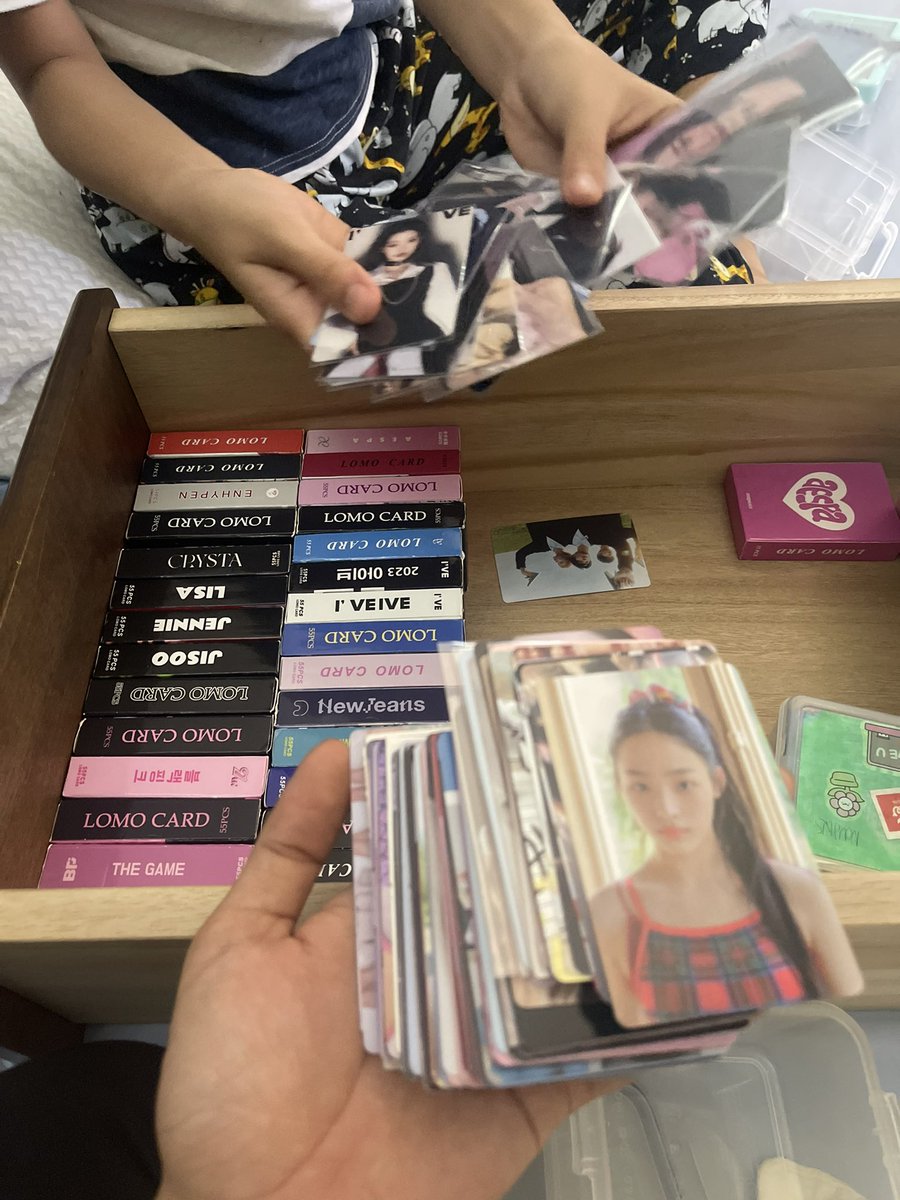 midnight_loona's tweet photo. just went back sa hometown ko from college

POTA yung sister ko lomo card collector na
ang daming box😭 https://t.co/MSQKY2bdiI