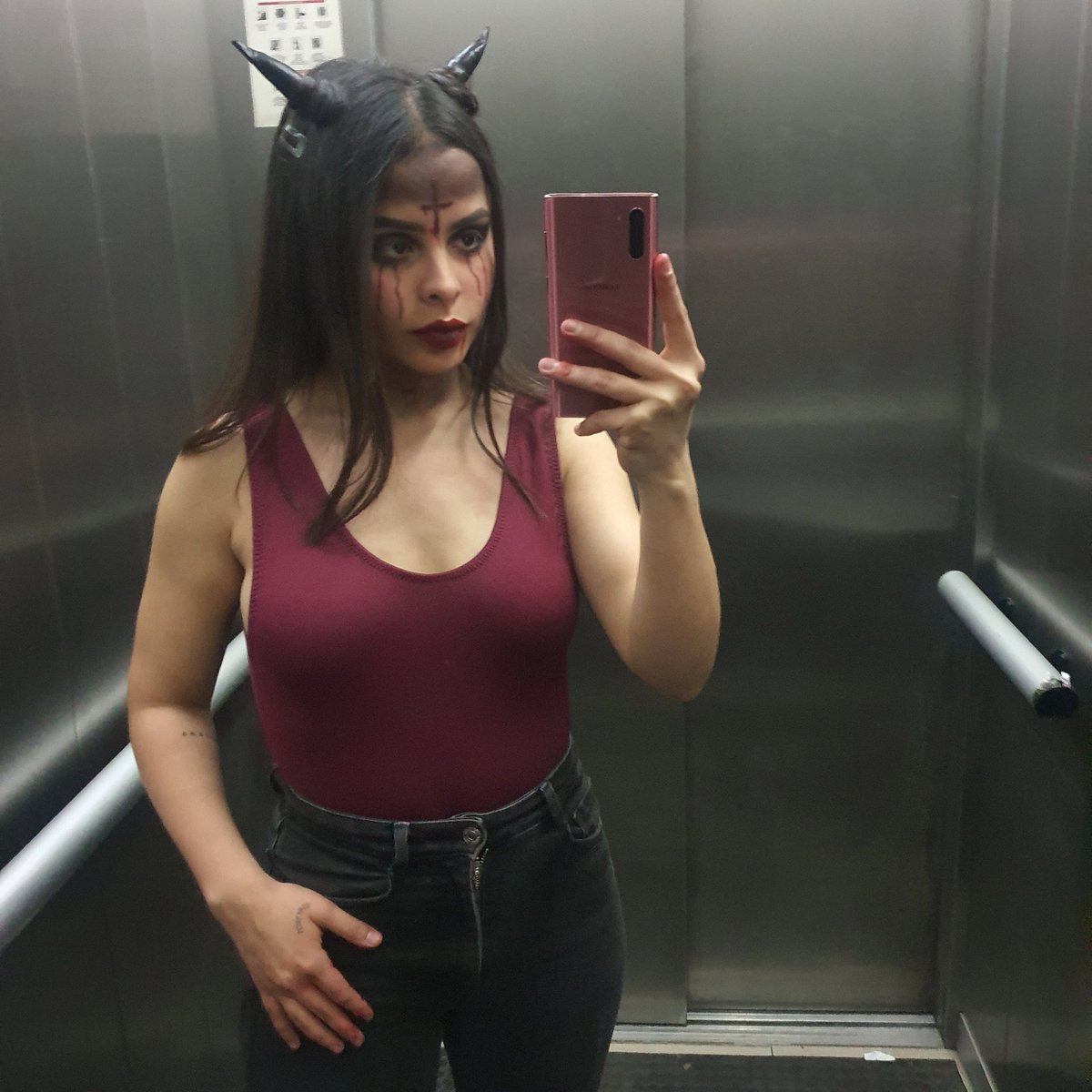 😈