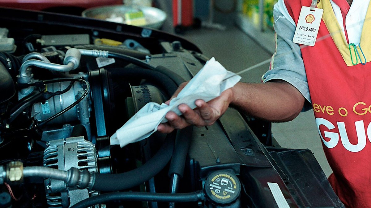 RXRadioUG's tweet photo. Low engine oil can lead to engine knocking, as insufficient lubrication causes increased friction and heat. Check your oil level using the dipstick and ensure it's within the recommended range.
#DrivingSafely brought to by #ShellVPower https://t.co/GbSORla7fE