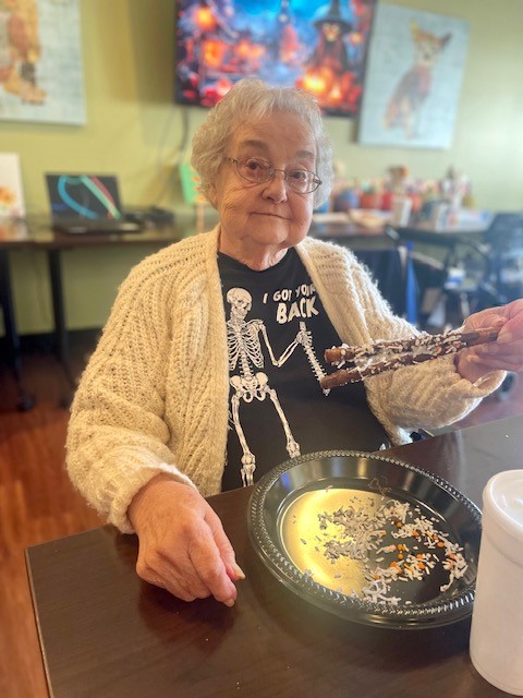 AshfordPlaceHC's tweet photo. These witchy women made magic wands! 
#CreativeCooking #TrilogyLiving #SeniorLiving https://t.co/nsr503MAB4