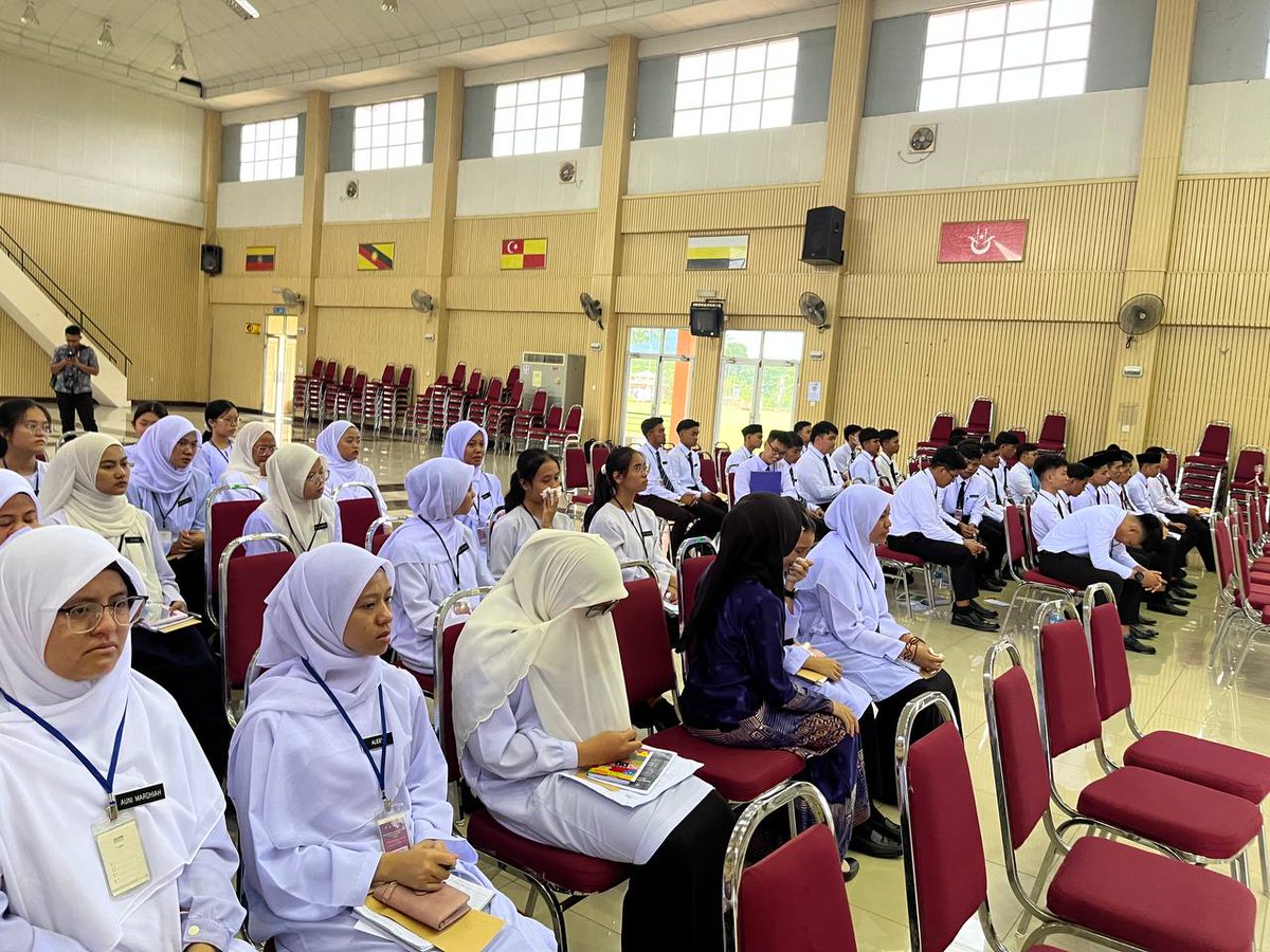 nurhikmah128995's tweet photo. I'm one of the student that was chosen to be kicked out from IPGKT that turn out to be a prank. This prank is a tradition where they told us to be on our best behavior during the orientation week so that we will be accepted into IPGKT ๐ฅฐ
#ipgkt https://t.co/uSuTUBJQI5