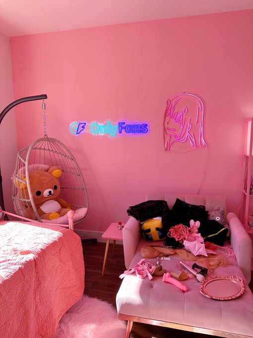 My new streaming and content studio 💕 my first stream in it will be on twitch tomorrow! https://t.co