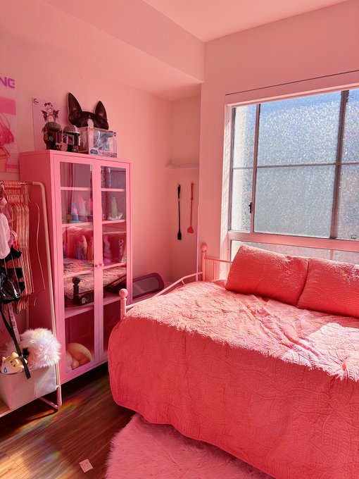 My new streaming and content studio 💕 my first stream in it will be on twitch tomorrow! https://t.co