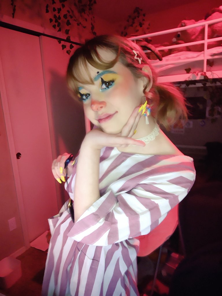 InuPond's tweet photo. Little clown shoot!!! I am in love with this makeup!!!! (Ignore the missing nail, I can't find where it fell off) https://t.co/ASEWEXOZbg