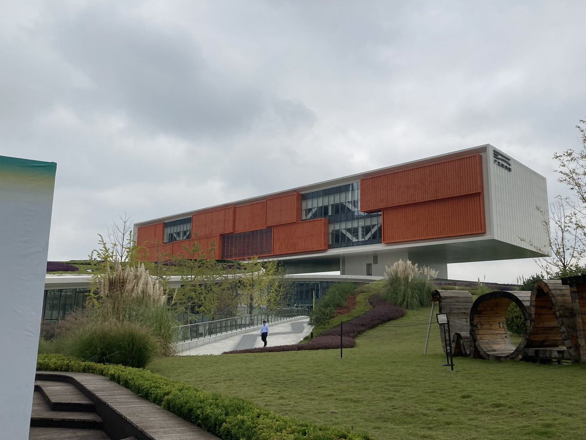 fromplanetart's tweet photo. 第一会場。广汇美術館。Guanghui Art Museum 。日本語では何て読むのか分からない。。 https://t.co/boQDiFIq1o
