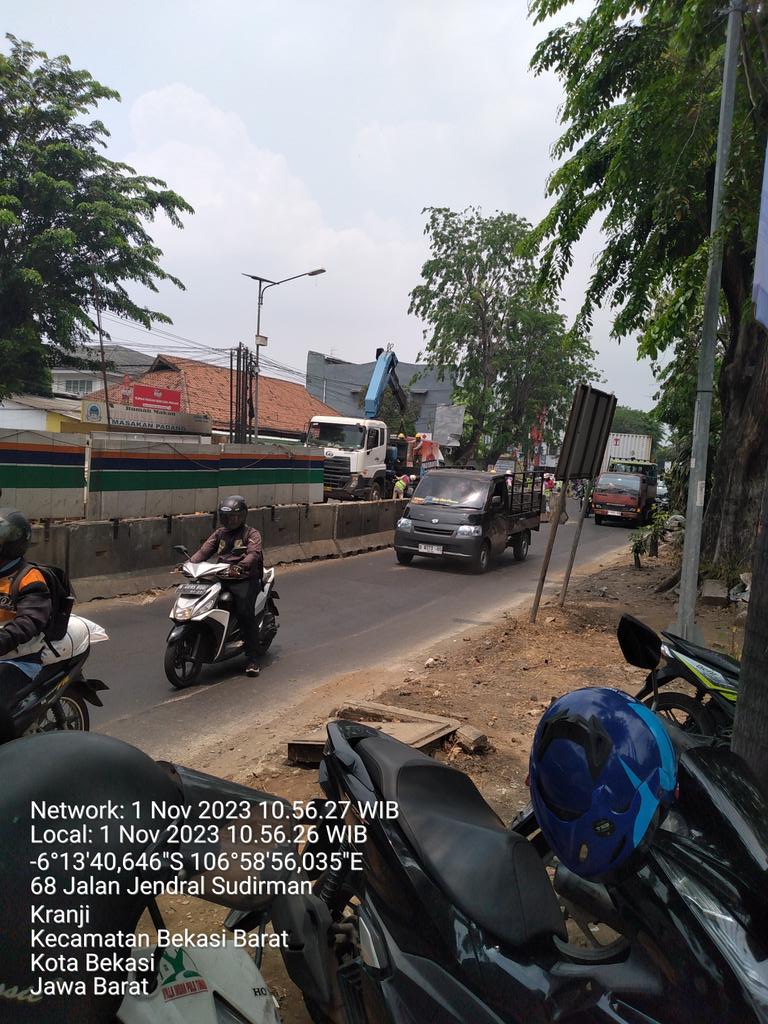 nirsan_pangrib's tweet photo. Akhirnya lancar jg jalan raya sudirman bekasi dari pagi macet akibat kontainer mengalami kecelakaan https://t.co/5Z6fJZrfi6