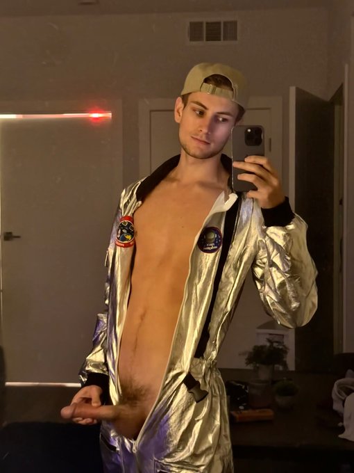 happy halloween 🚀 https://t.co/3ydiUSIZcN