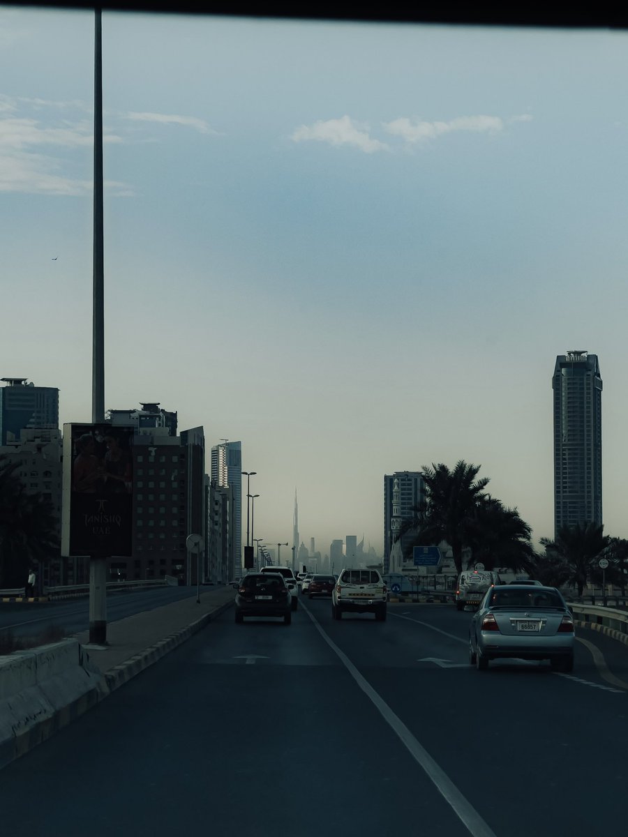 Al7ammadi__'s tweet photo. الجو صار نظيف بعد المطر لدرجة تشوف برج خليفة من الشارجة https://t.co/CcR0ljVvOf