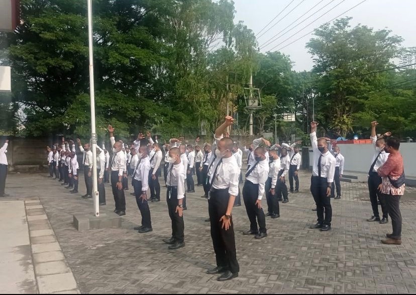 DisnakertranGro's tweet photo. Kegiatan apel pagi pada pelaksanaan pelatihan daerah pra pemberangkatan tahap 1 Angkatan 35-II/ Ke-362 Program Pemagangan Ke Jepang di halaman depan UPTD BLK Disnakertrans Kab. Grobogan, Rabu 1 November 2023. 

@kemnaker @pelatihan.vokasi @pelatihan.vokasi https://t.co/HHYrzX8PKV