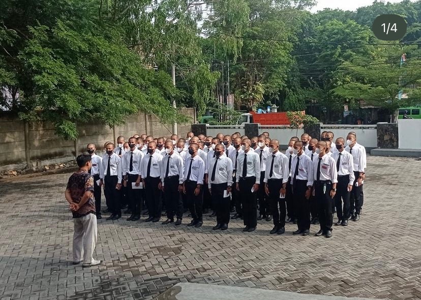DisnakertranGro's tweet photo. Kegiatan apel pagi pada pelaksanaan pelatihan daerah pra pemberangkatan tahap 1 Angkatan 35-II/ Ke-362 Program Pemagangan Ke Jepang di halaman depan UPTD BLK Disnakertrans Kab. Grobogan, Rabu 1 November 2023. 

@kemnaker @pelatihan.vokasi @pelatihan.vokasi https://t.co/HHYrzX8PKV