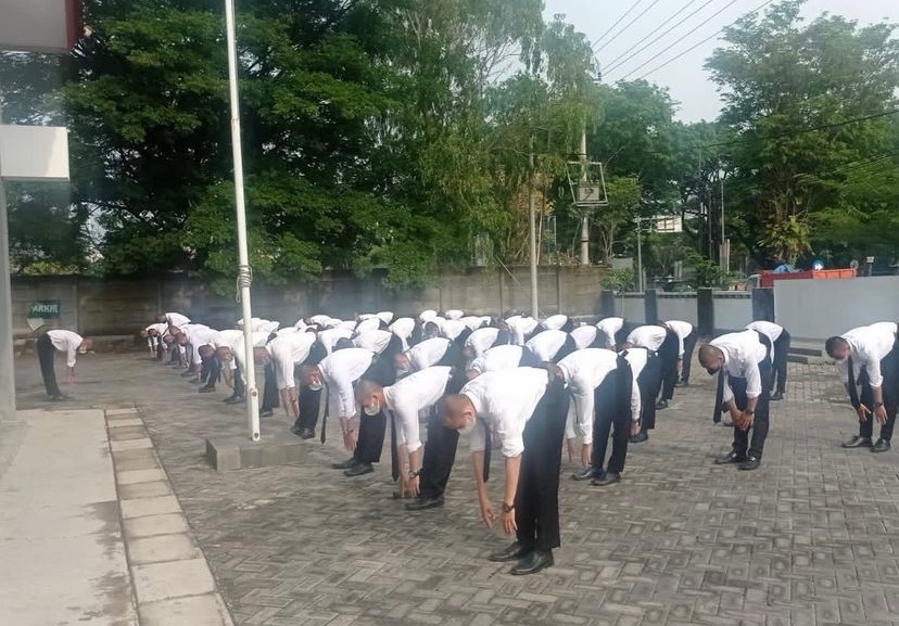 DisnakertranGro's tweet photo. Kegiatan apel pagi pada pelaksanaan pelatihan daerah pra pemberangkatan tahap 1 Angkatan 35-II/ Ke-362 Program Pemagangan Ke Jepang di halaman depan UPTD BLK Disnakertrans Kab. Grobogan, Rabu 1 November 2023. 

@kemnaker @pelatihan.vokasi @pelatihan.vokasi https://t.co/HHYrzX8PKV