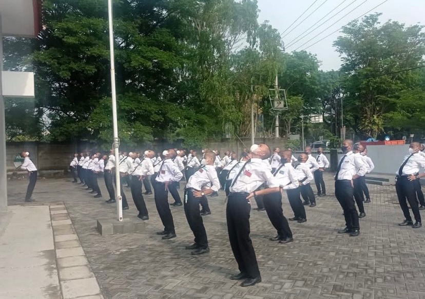 DisnakertranGro's tweet photo. Kegiatan apel pagi pada pelaksanaan pelatihan daerah pra pemberangkatan tahap 1 Angkatan 35-II/ Ke-362 Program Pemagangan Ke Jepang di halaman depan UPTD BLK Disnakertrans Kab. Grobogan, Rabu 1 November 2023. 

@kemnaker @pelatihan.vokasi @pelatihan.vokasi https://t.co/HHYrzX8PKV