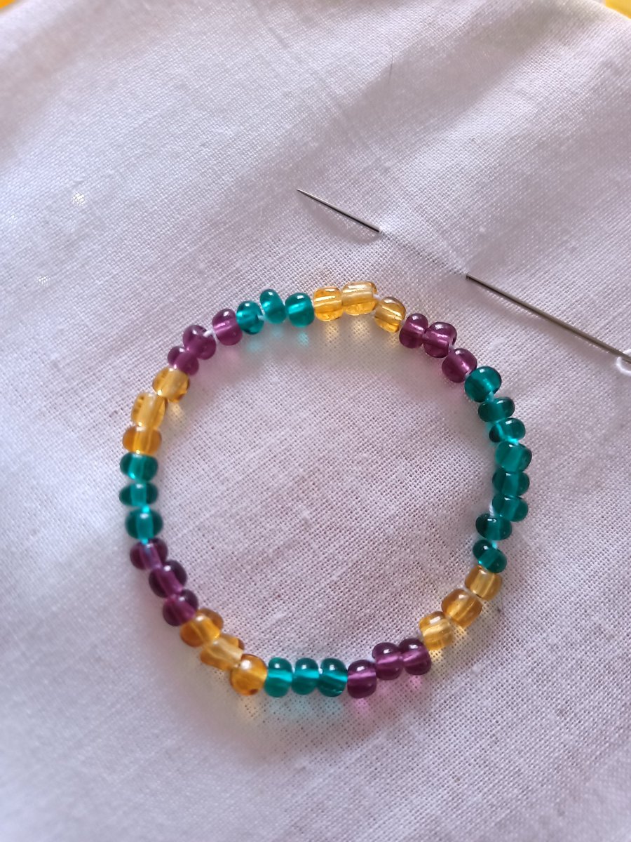 eno14830744's tweet photo. 久々にビーズ刺繍をしてみた。
やっぱりカワイイ
けど、ややいびつ、、
センターのデザインはどうしようかなぁ
#仕事の合間
#enodesign
#ハンドメイド好きさんと繋がりたい
#ビーズ刺繍 https://t.co/DBg1wPm9dN