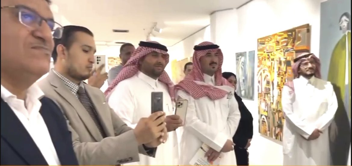 Takeibgallery's tweet photo. ا.ماجد البسامي رجل الاعمال المعروف و بحضور د. فايزة عبدالرقيب-وكيل وزارة الثقافة اليمينة 

د. طه هُديل-الملحق الثقافي اليمني في الرياض

و الاستاذ/عيسى المرشدي-مذيع قناة عدن الفضائية (الرياض) وجمع غفير من محبي الفنون التشكيلية تم افتتاح معرض #ابداع. في #صالة_تكعيب_للفنون https://t.co/ZtDakrEJas