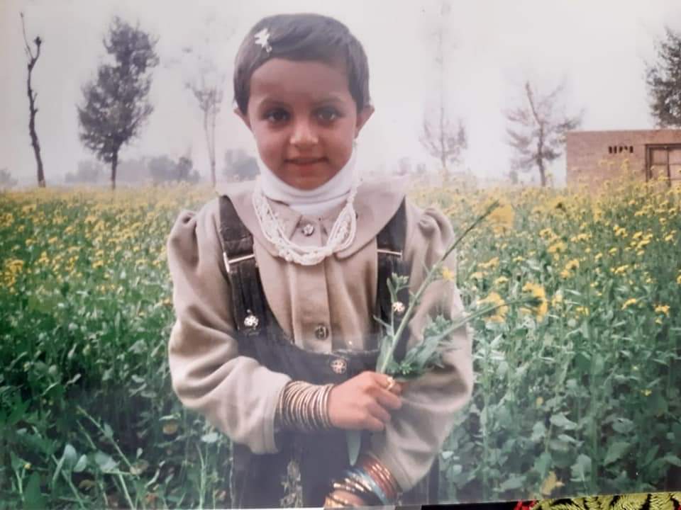 atiqabhatti1's tweet photo. کاغز کی کشتی تھی پانی کا کنارہ تھا
کھیلنے کی مستی تھی دل یہ آوارہ تھا
کہاں آ گئے اس سمجھداری کی دلدل میں
وہ نادان بچپن بھی کتنا پیارا تھا
#Atiqa  #Birthday2023 https://t.co/IRARaMAyc4