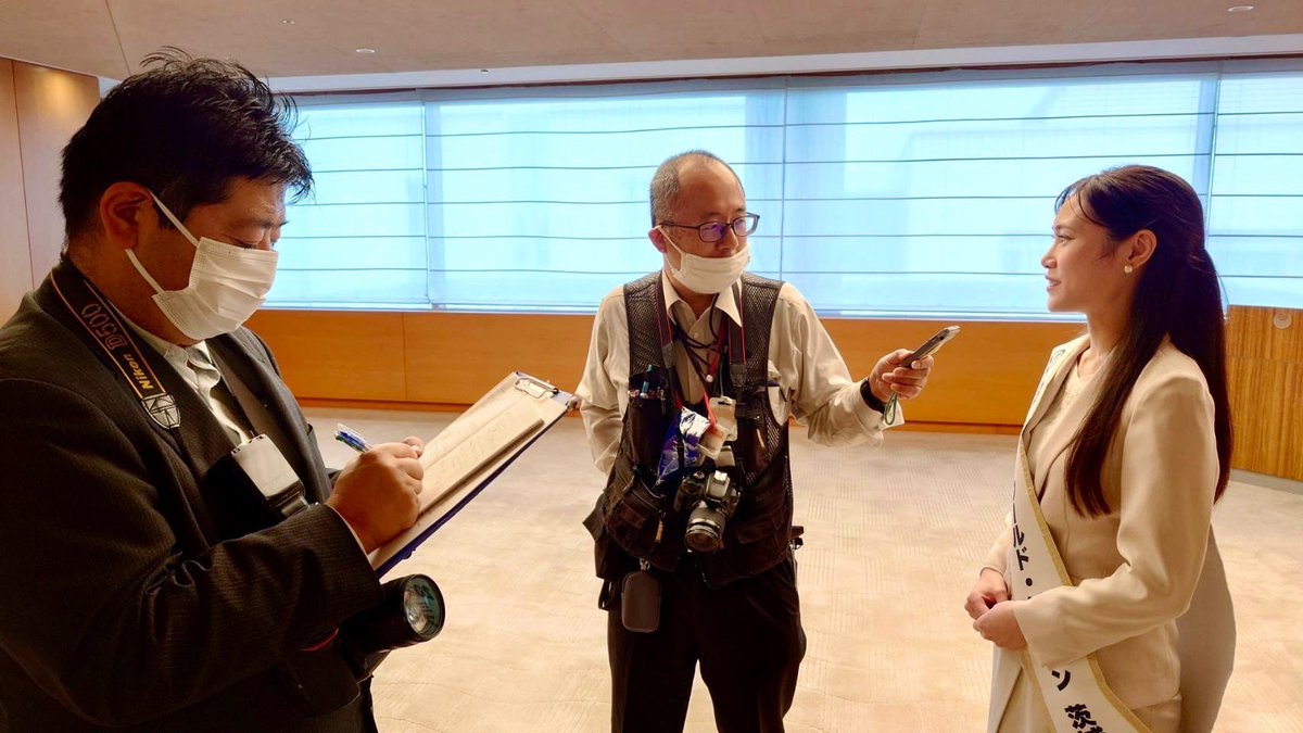 知事へ表敬訪問後、
記者の方に取材をして頂きました。