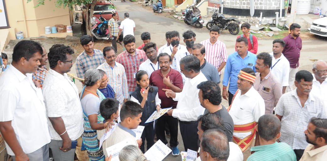 Ravi_commr's tweet photo. திண்டுக்கல் மாநகராட்சி, வார்டு 4 பொதுமக்களுக்கு வீடு தோறும் சென்று டெங்கு நோய் தடுப்பு, குப்பைகளை பிரித்து வழங்குவதன் முக்கியத்துவம் ஆகியவை சம்பந்தமாக விழிப்புணர்வு வழங்கப்பட்டது. #swachhbharaturban https://t.co/qkNuoiMqZd