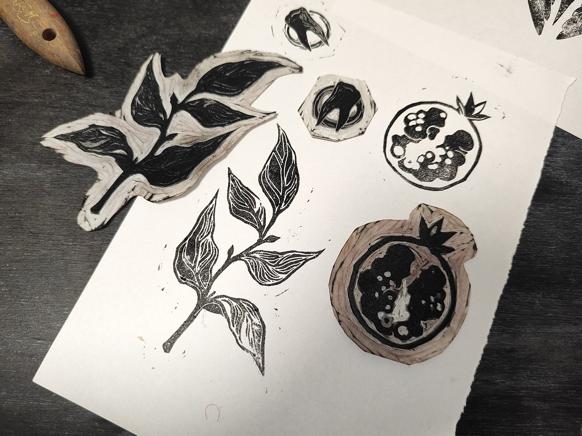 в общем, я выяснила опытным путём, что резать линолеум мне нравится, а делать оттиски нет