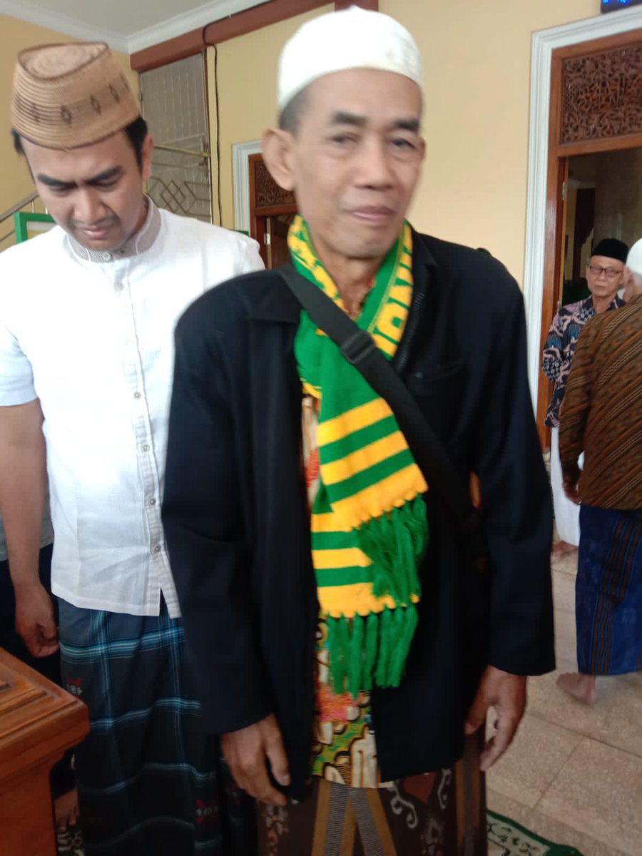 10 bulan terakhir ini, mungkin puluhan/ratusan kali aku bilang ke banyak orang "liburku mau aku pakai umroh".

2 minggu lalu, sepulangku kerja, tiba2 sj Ibuk bilang pd ku "Fan, aku kok pengen umroh". 

"Maak, mangkat, InsyaAllah ongkosnya bs dicari". Kataku.

Yaa Allaah