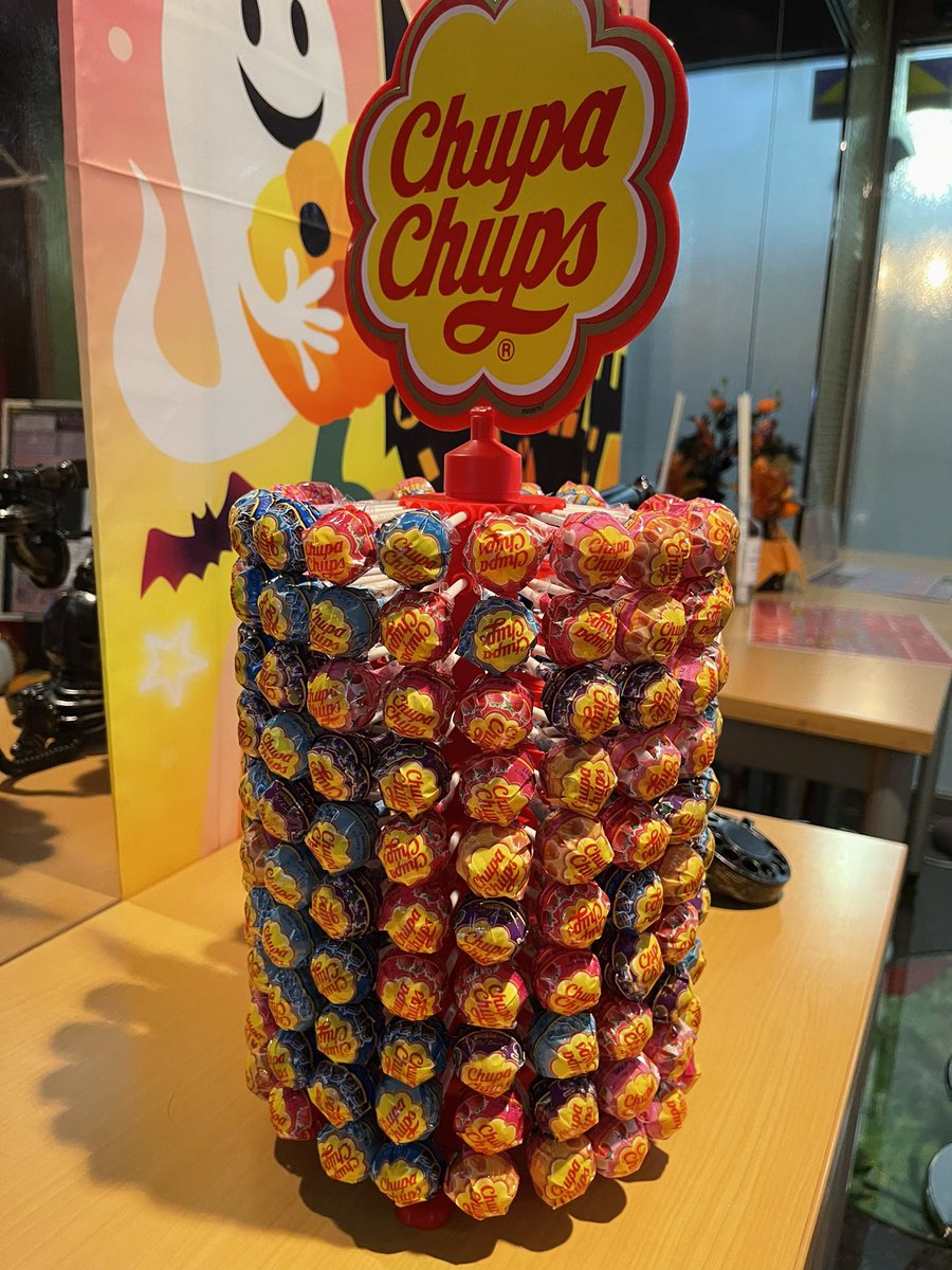 11月1日

皆様こんにちは😃ドルチェは結構忙しくしております👍
ハロウィンも終わりましたがまだ片付いておりません😨😨😨🥶🙇‍♀️

チュッパチャップスがロビーにあります。
良かったらドルチェにGO💨🏃‍♂️💨🥳でございます。