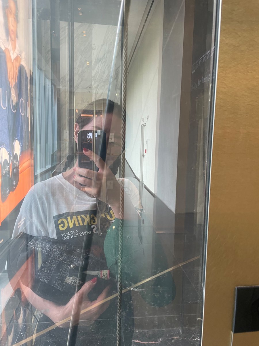 seagreen79's tweet photo. 先日、外国籍の同僚から日本語を教えてほしいとリクエストをされた。

何故私なのか？

と思ったが、私がフロアにいない時の飛び交う日本語が汚いとのこと。

嬉しい反面、不意に出る言葉には気をつけようと思った件。
どんな言語も美しくありたい。

明日から仕事かぁ〜 https://t.co/ea5Iflm7k6