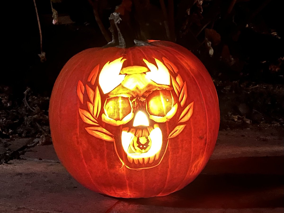 akerfoot's tweet photo. I made a #hades pumpkin
@SupergiantGames https://t.co/7ri9mjJmTs