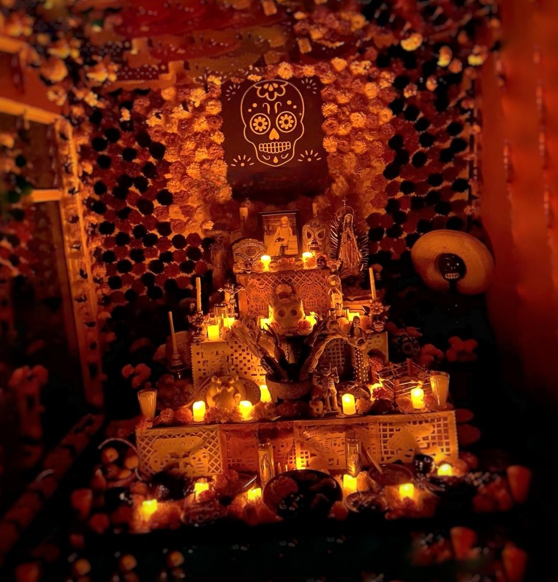 Me sentiría muy honrado si me muestras tu ofrenda.
                     🖼      🖼
             🕯_____💀_____🕯
      _ 🏵️_|💀🥃🍺🍹💀|_🏵️ _
 __| 🏵️💀🍒🍍🥭🍑💀🏵️|__
| 🏵️💀🍲🧀🥖🌮🍫🧆💀🏵️ | 
        🕯🕯💀🫔🫔💀🕯️🕯