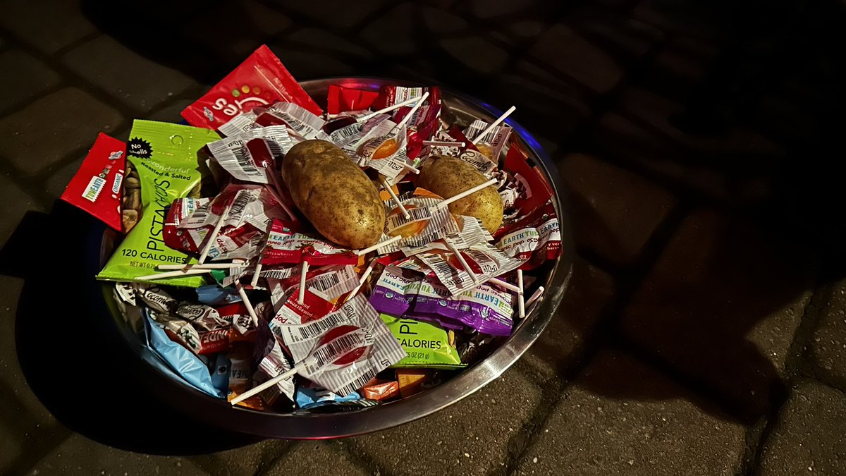 Girl with a Perl Earring tweet media