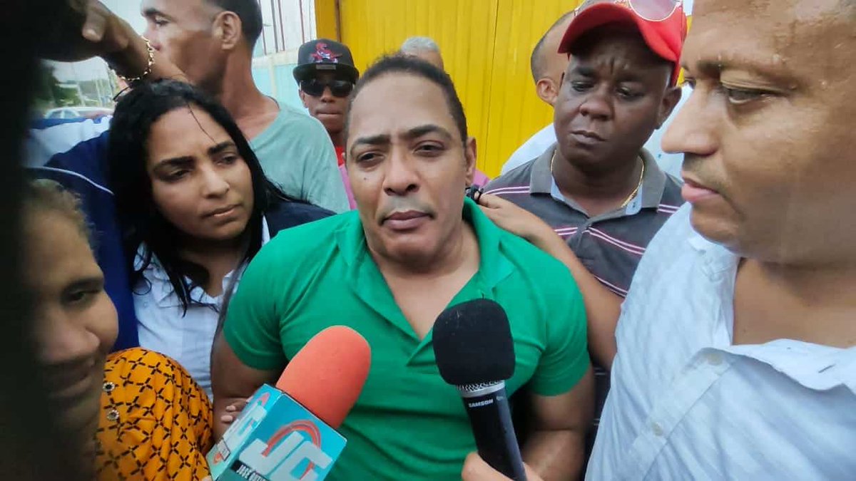 DiarioLibre's tweet photo. 👀| #LasCincoMásLeídasDL | Sale en libertad provisional Tony Adames, alcalde destituido de La Romana
🔗https://t.co/47RiXS5VTw
#DiarioLibre #LibertadProvisional #TonyAdames #AlcaldeDestituido #LaRomana https://t.co/UyE669HCJH