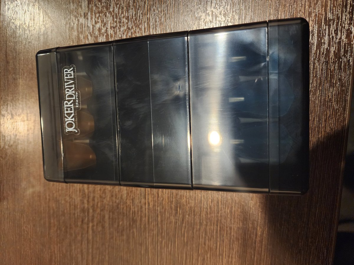 0425IB's tweet photo. ただの弁当b…全知全能もワンポイントのステッカーでかっこよくなった気がする()
#ダーツ　#ダーツケース #全知全能 #ワンポイント https://t.co/9cuzJnE9tQ