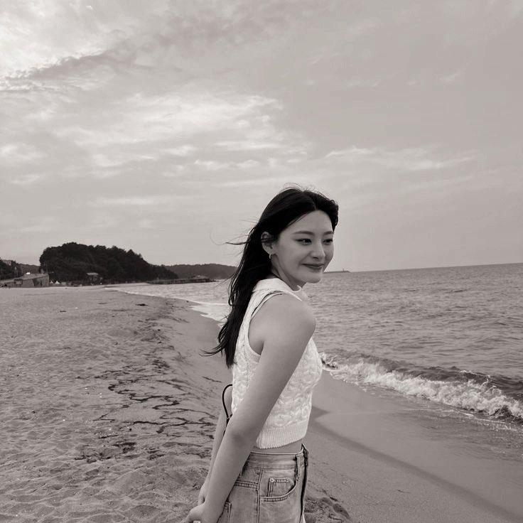 aksarakuno's tweet photo. ️️ ️️ 

️️ 

️️Alih-alih merasa terganggu akan hal tersebut, aku kembali unjuk gaya di hadapan sang pemuda, berharap ia mengabadikan momen yang ada saat itu.

“Ayo sekali lagi!”

️️ 

️️ https://t.co/TmGv4Y59WO