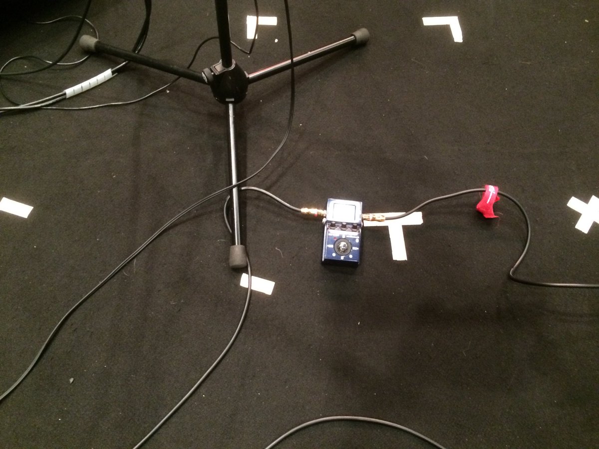 otooto21's tweet photo. 僕は巨大アンプを持ってるが、普段はJC120とMS100btで全てを乗り切っている。
横浜赤レンガ倉庫ホールでライブをした時の足元も写真の通りだ。

これからもZOOMを信じてる。
#zoom 
#ms100bt https://t.co/P4J50cYcgn