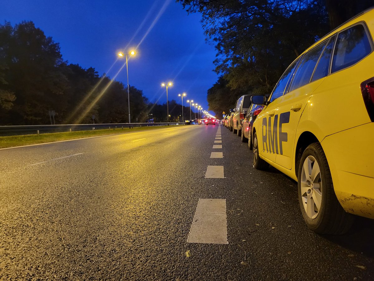 beniaminpilat's tweet photo. O poranku spokojny ruch w rejonie Cmentarza Miłostowskiego w Poznaniu. Kierowcy muszą zwrócić uwagę na ograniczenia prędkości i zwezenia pasów. Dziś o sytuacji z dróg w wielkopolsce na @RMF24pl w specjalnej akcji #trafficRMF https://t.co/pMQPeP52Lf