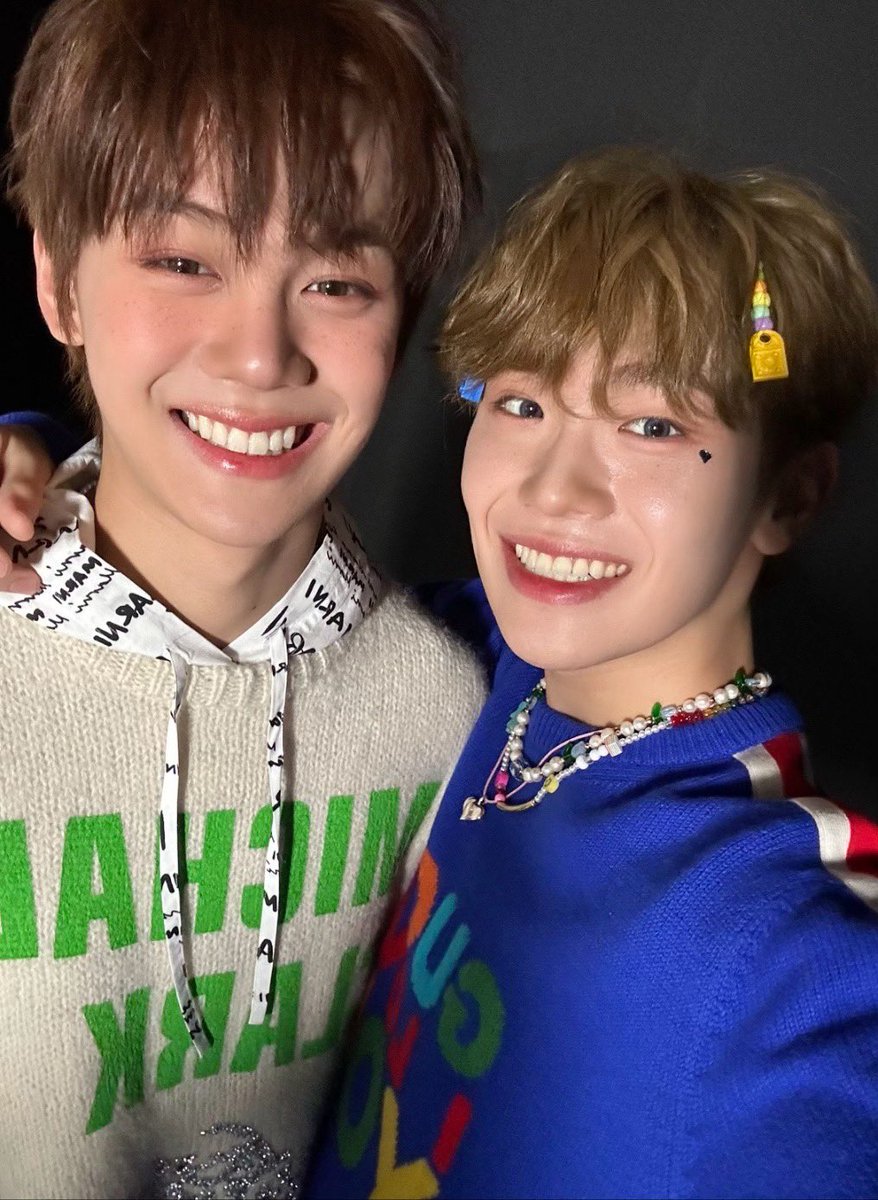 _💌

오늘의 일기.   날씨:맑음
허헛! 요즘 춤 열심히 연습하는 중인데 스우파2 파이널 직접 가서 보니까 더 재미있게
즐기면서 춤 춰야겠더라구 ㅎㅎ
그리고 내 소원이었는데
끝나구 마네퀸 천만 쎄라님께 대결신청!! 하지만 상대가 안 되겠지...
암튼 너무 좋은 경험이었다🧡
베베 우승 축하합니닷!!